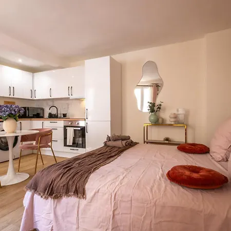 Elegant Steps From Le Bon Marche Apartment Paris